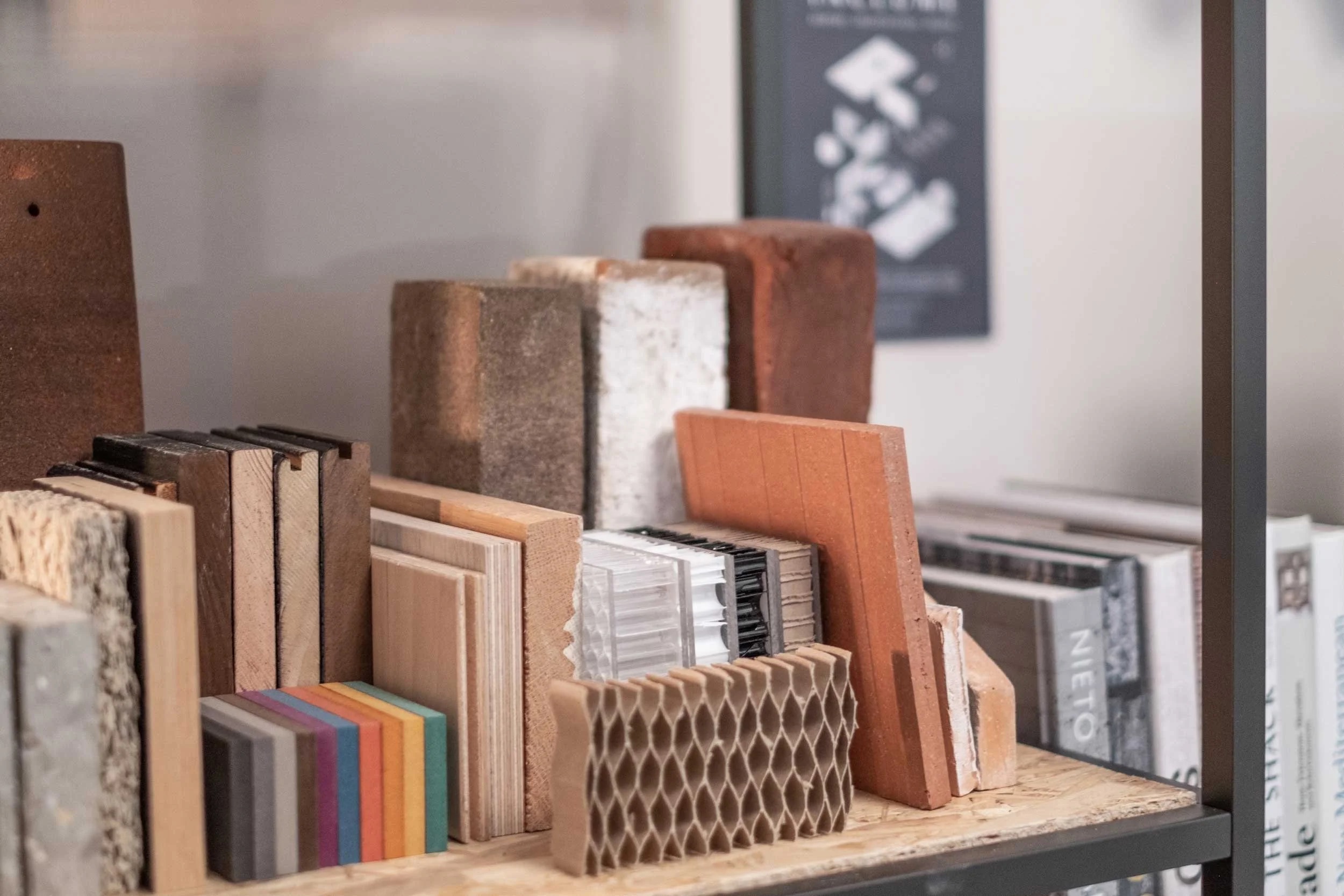 Materiaalstalen op een plank in de studio
